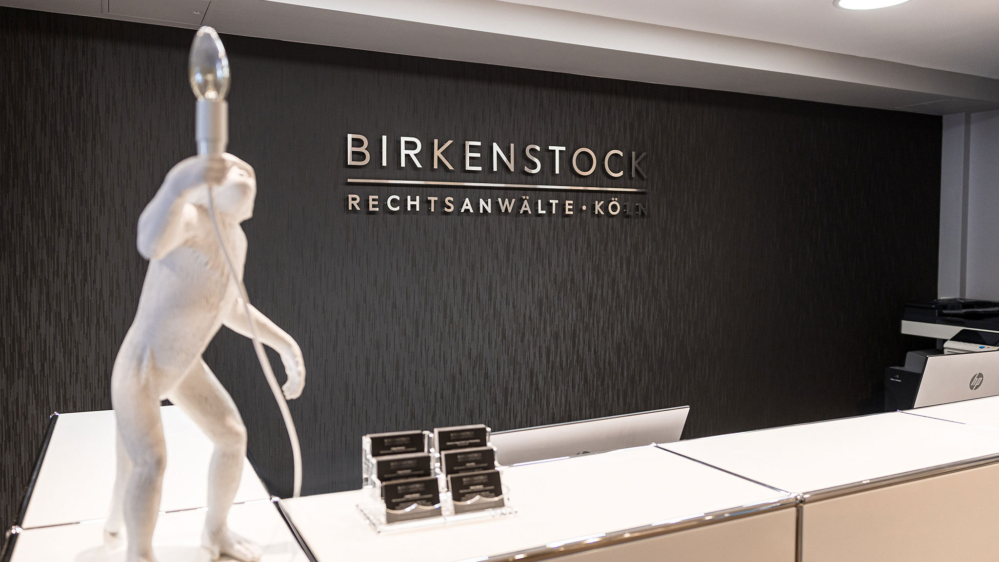 Der moderne Empfangsbereich der Kanzlei Birkenstock Rechtsanwälte in Köln, der die Professionalität unserer Fachanwälte für Strafrecht widerspiegelt.